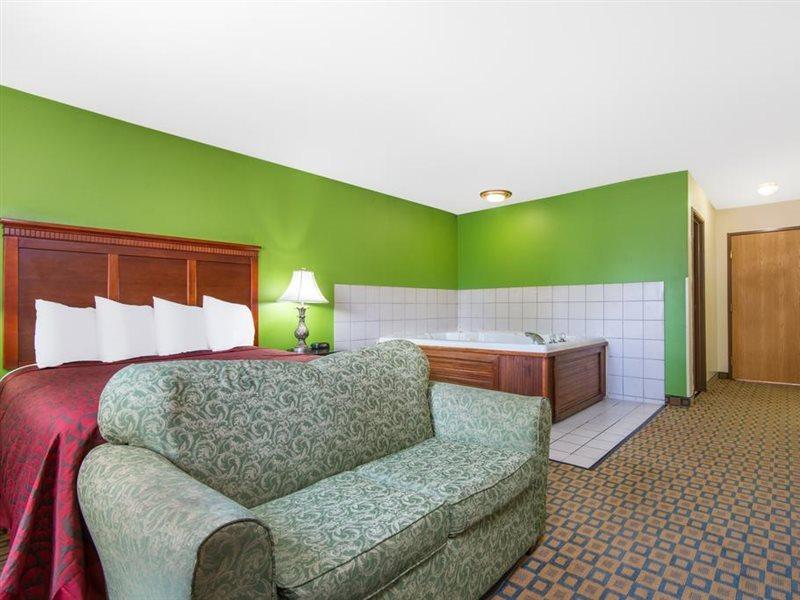 Days Inn & Suites By Wyndham Wichita Esterno foto