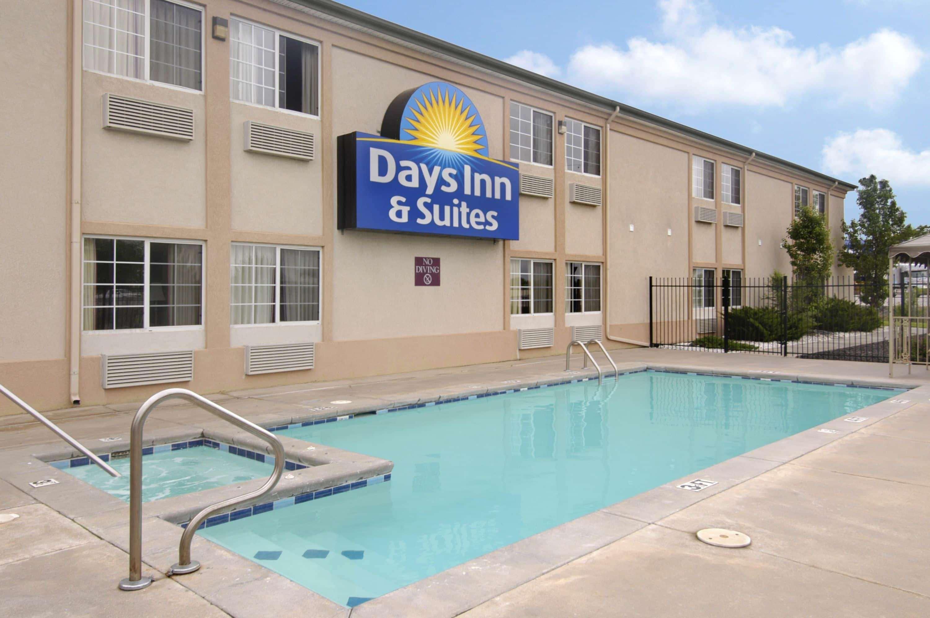 Days Inn & Suites By Wyndham Wichita Esterno foto